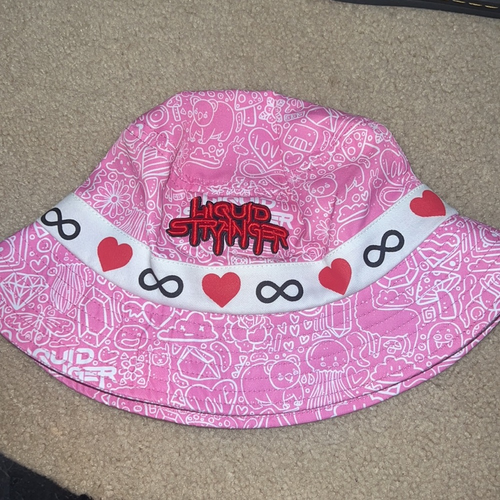 LIQUID STARANGER VALENTINES BUCKET HAT